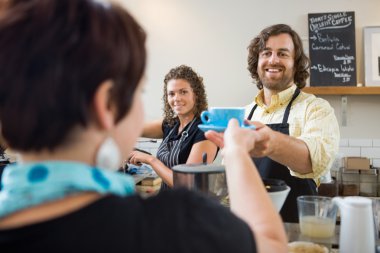 Barista hizmet veren müşteri