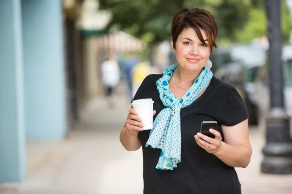 Csésze kávé smartphone üzenetkezelési nő — Stock Fotó