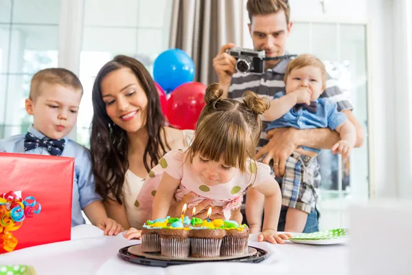 Família celebrando o aniversário da menina em casa — Fotografia de Stock