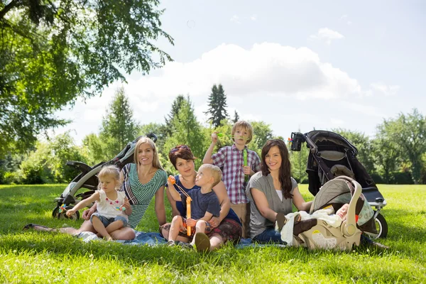 Matky a děti, užívat si piknik — Stock fotografie