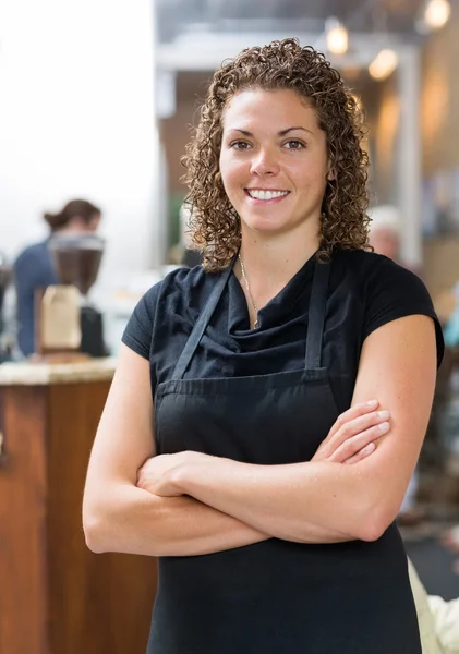 Fiduciosa cameriera in caffetteria — Foto Stock