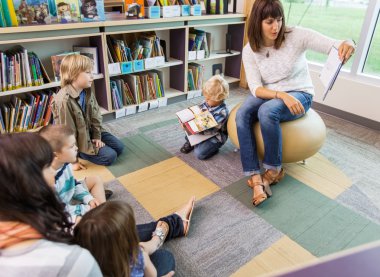 Lehrer-Lesebuch für Kinder in der Bibliothek