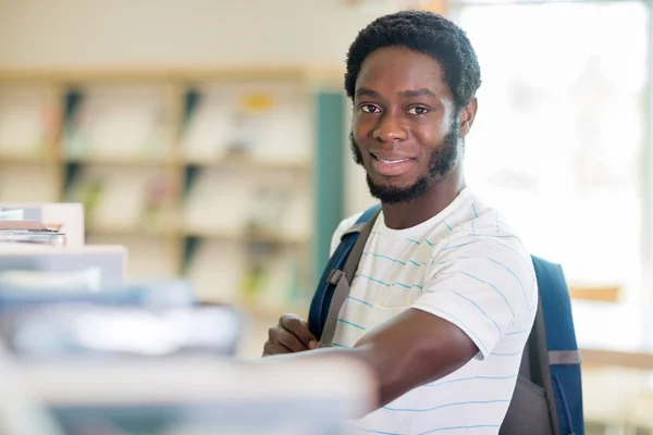 Afrikaanse Amerikaanse student in bibliotheek — Stockfoto