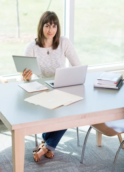 Student nutzt Technologien in der Bibliothek — Stockfoto