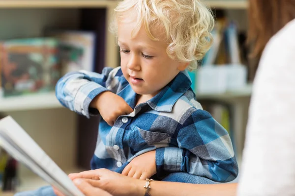 Ragazzo con insegnante lettura libro — Foto Stock