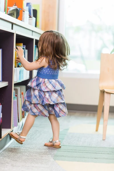 Okul kütüphanesinden kitap seçme kız — Stok fotoğraf
