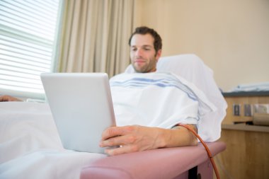hasta renal diyaliz sırasında tablet bilgisayar kullanma