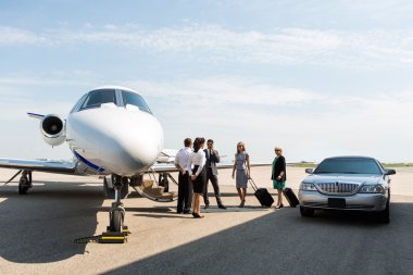 iş adamları ile pilot ve airhostess Terminal