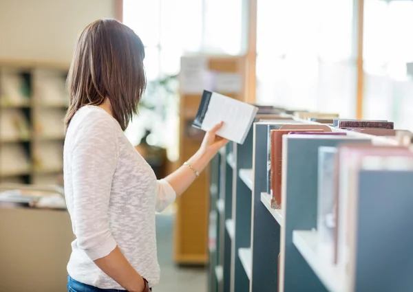 Schüler lesen Buch in Bibliothek — Stockfoto