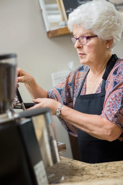 Barista preparando café expresso no café — Fotografia de Stock