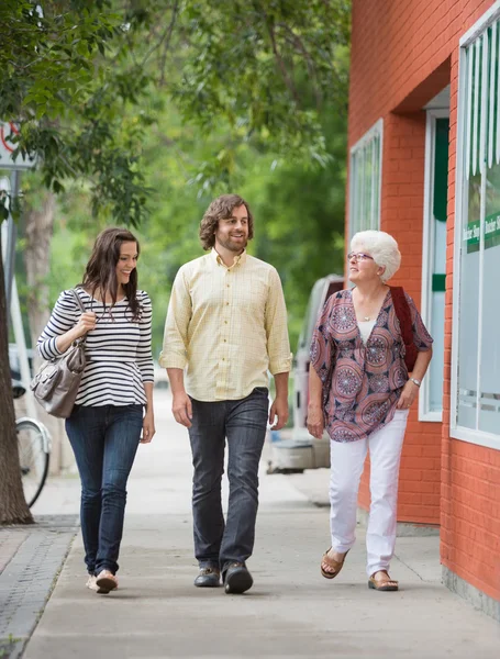 Smiling Friends Walking On Pavement — Stock Photo, Image