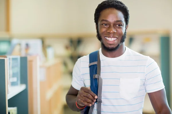 Étudiant regardant loin dans la librairie — Photo