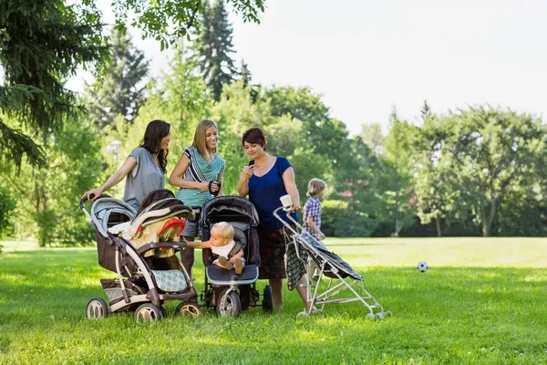 Moeders met baby kinderwagens tekstbericht lezen — Stockfoto