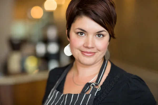 Schöne weibliche Besitzerin im Café — Stockfoto