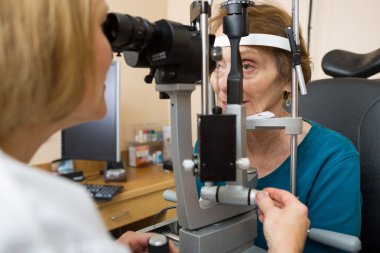 optometrist kıdemli kadının gözleri incelenmesi