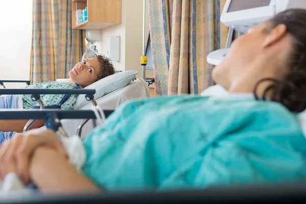 Female Patient's Looking At Each Other — Stock Photo, Image