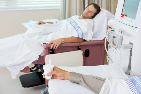 Patienten hålla glas krossad is under dialys — Stockfoto