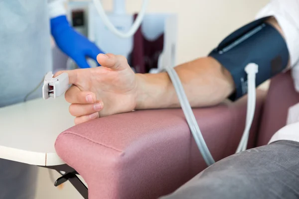 Oxímetro conectado al dedo del paciente masculino en el hospital — Foto de Stock