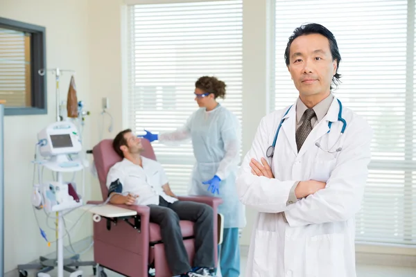 Médecin avec patient examiné par machine à pouls — Photo