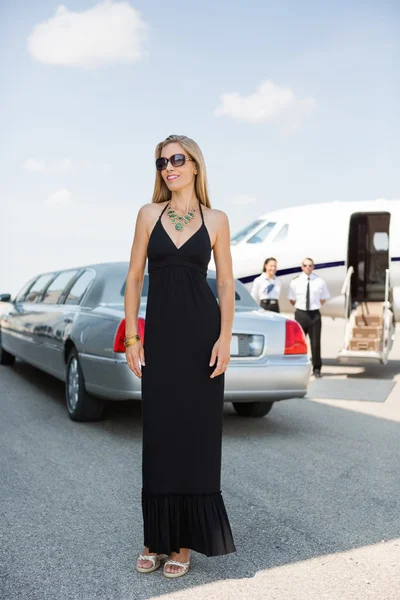 Frau in elegantem Kleid am Flughafen-Terminal — Stockfoto