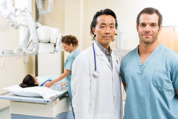 Equipe médica com paciente na sala de exame — Fotografia de Stock