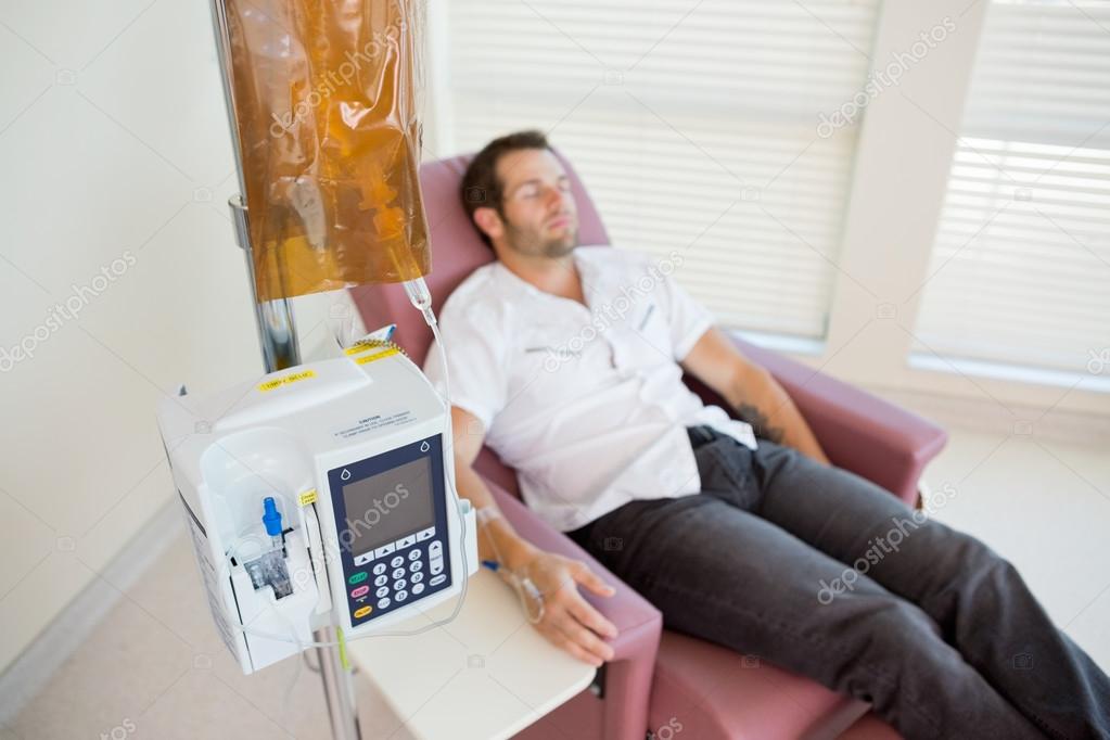 Paciente recibiendo quimioterapia por goteo intravenoso 2024