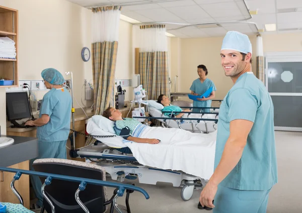 Enfermera de pie en la unidad de PAR del hospital — Foto de Stock