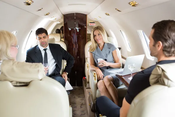 商界人士在私人飞机上喝杯酒 — 图库照片