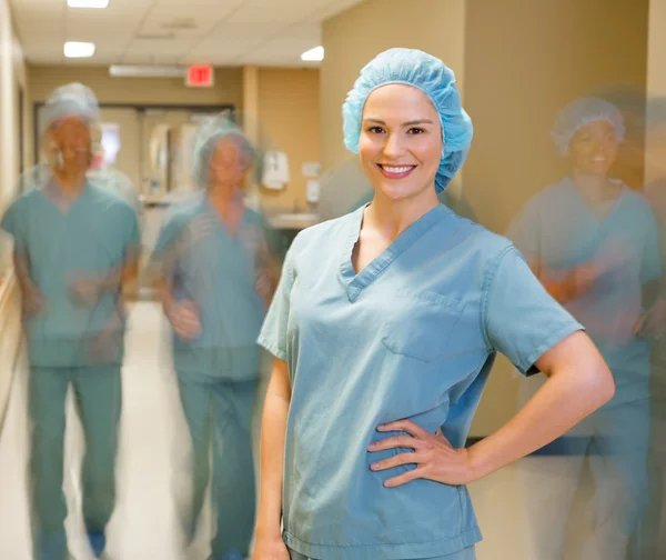 Лікар з командою ходьба в лікарні коридор — стокове фото