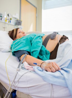 fetal izleme bantlar ile hamile kadın
