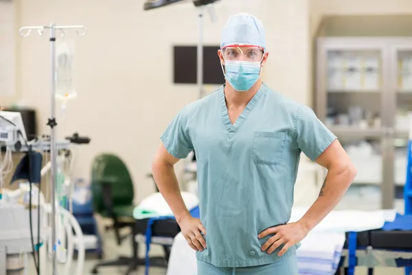 Cirujano con las manos en las caderas en la sala de operaciones —  Fotos de Stock