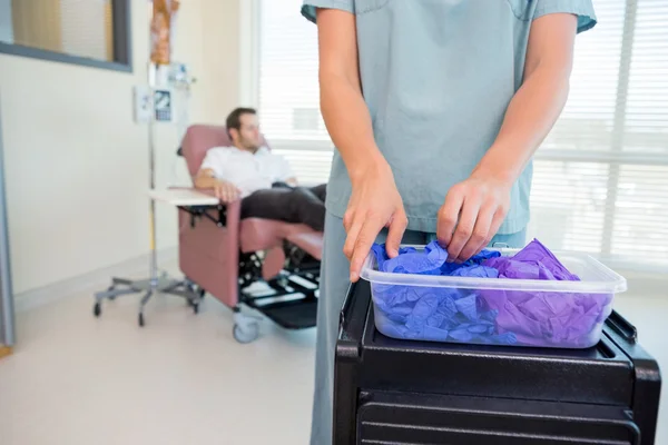 Detail van verpleegster handschoenen met chemo departement — Stockfoto