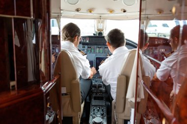 özel jet kontrol faaliyet pilotlar