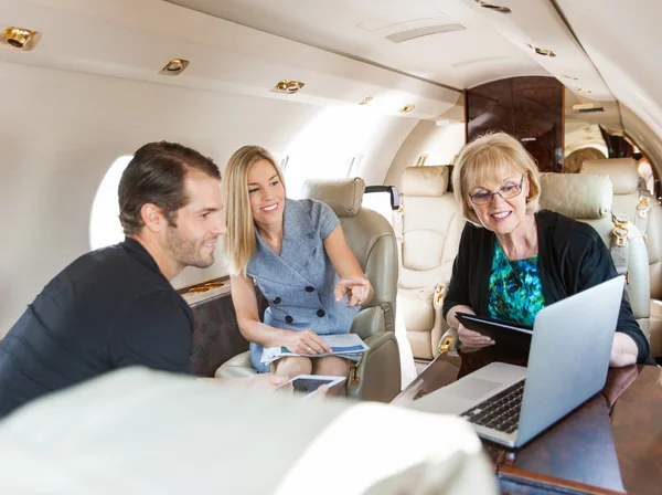 Gente de negocios trabajando en jet privado — Foto de Stock