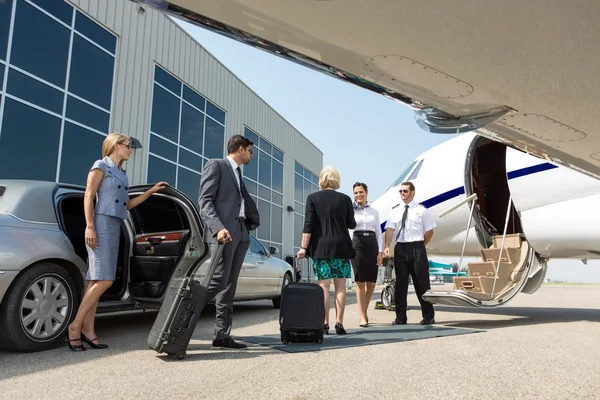 Profesional de negocios a punto de abordar jet privado — Foto de Stock