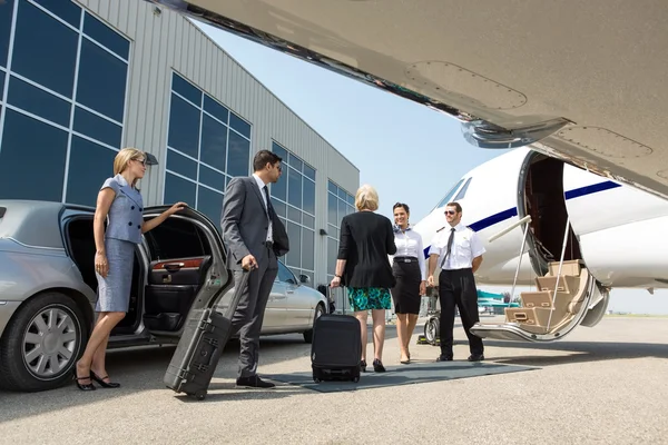 Företag professionell om att styrelsen privata jet — Stockfoto