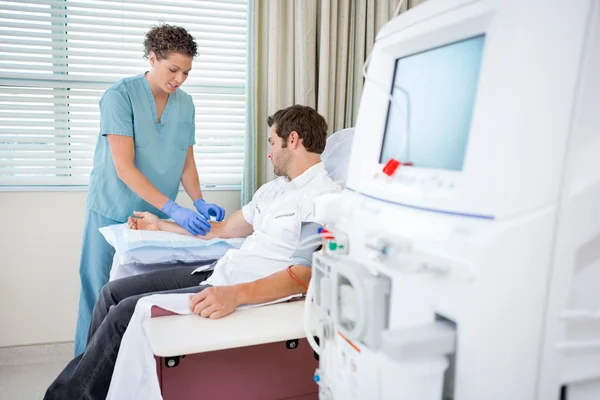 Enfermera inyectando paciente para tratamiento de diálisis renal — Foto de Stock