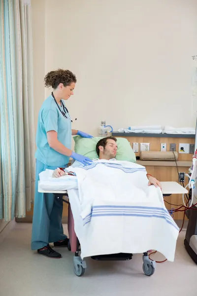 Krankenschwester steht Patientin bei Nierendialyse zur Seite — Stockfoto