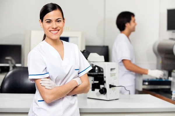 Científica sonriente en laboratorio — Foto de Stock