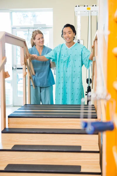 Patienten får hjälp av sjukgymnast — Stockfoto