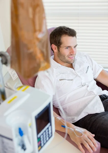 IV infuus gekoppeld aan de hand van de patiënt — Stockfoto