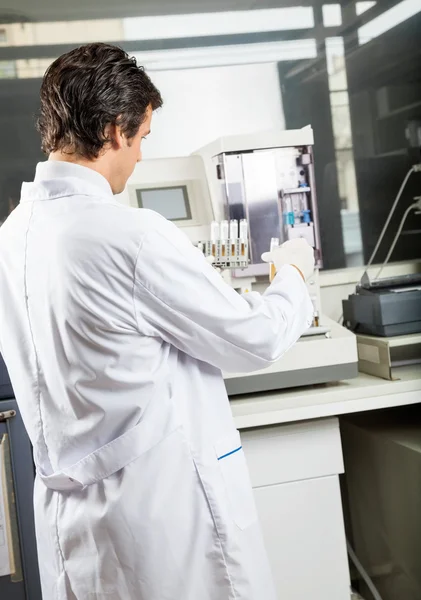 Cientista Analisando amostras de urina em laboratório — Fotografia de Stock