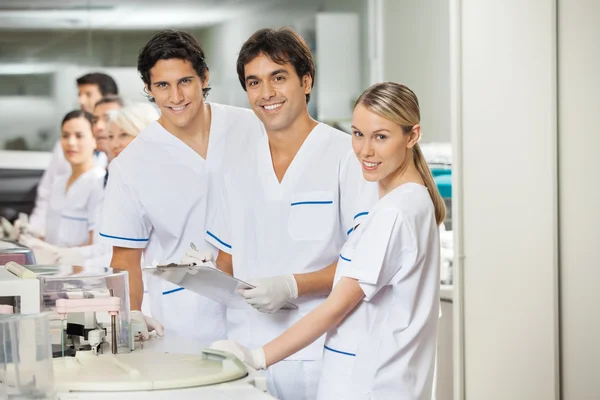 Equipe de pesquisadores em laboratório — Fotografia de Stock