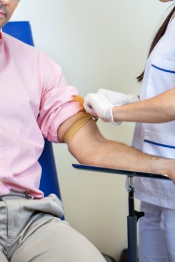 kan testi için hazırlanıyor hasta hemşire