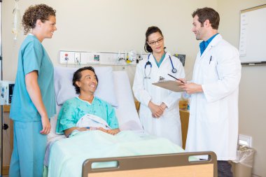 doktorlar notlar ise hasta ve hemşire onlara bakmak tartışıyor