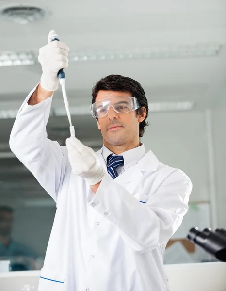 Solução de enchimento do cientista confiante no tubo de teste — Fotografia de Stock