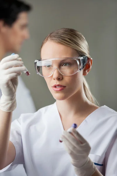 Técnico de laboratorio analizando muestras de sangre — Foto de Stock