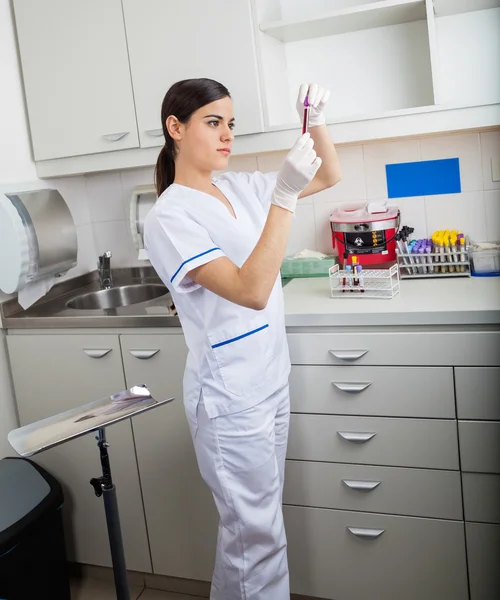 Tecnico Analizzando il campione di sangue — Foto Stock