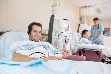 hasta renal diyaliz sırasında cam ezilmiş buz tutan