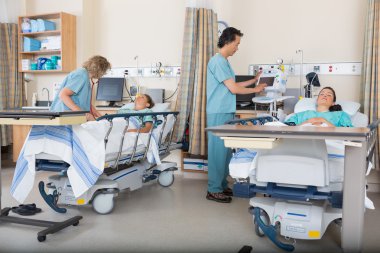 Hemşireler pacu hastalarda bakmakta